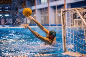 Un joueur de waterpolo essayent d'attraper la balle