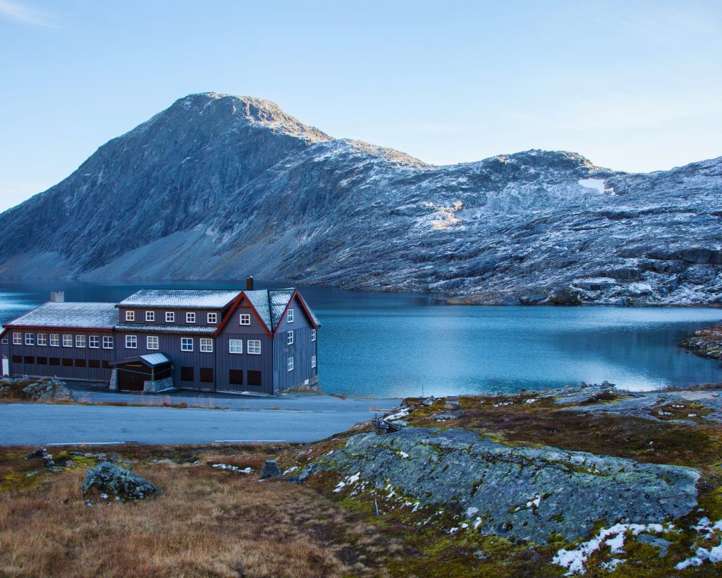 Hôtel au bord d'un lac à la montagne