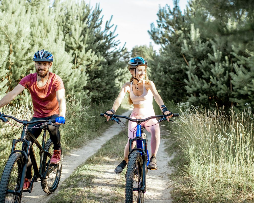 Deux personnes en VTT dans la foret