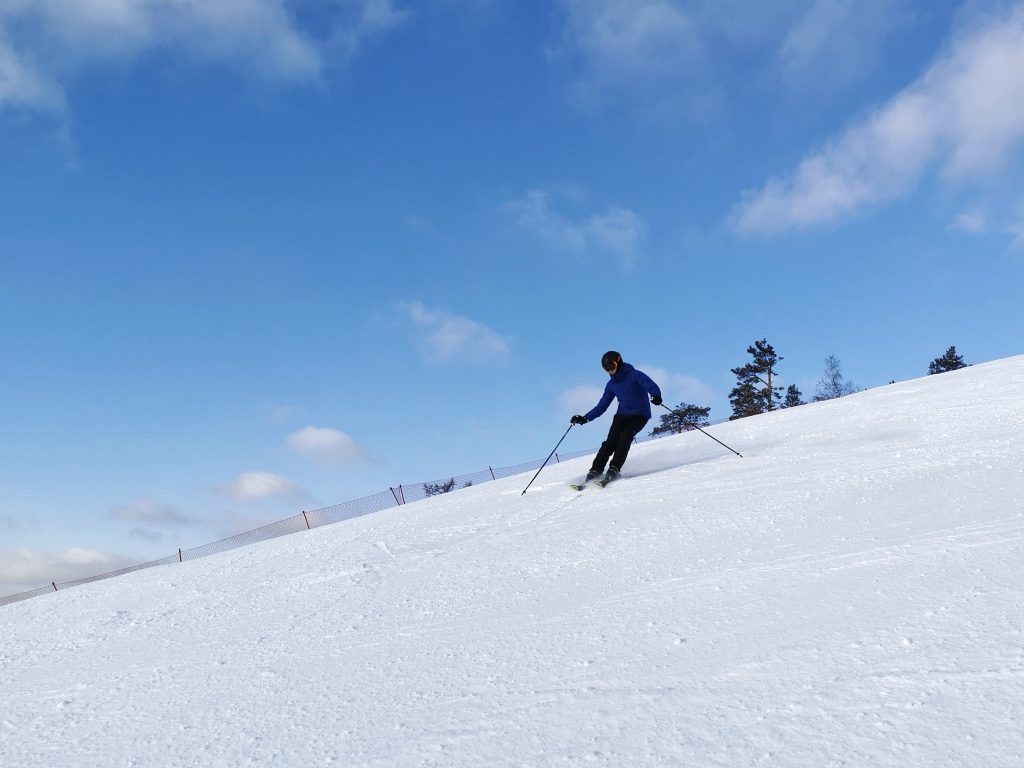 Personne faisant du ski