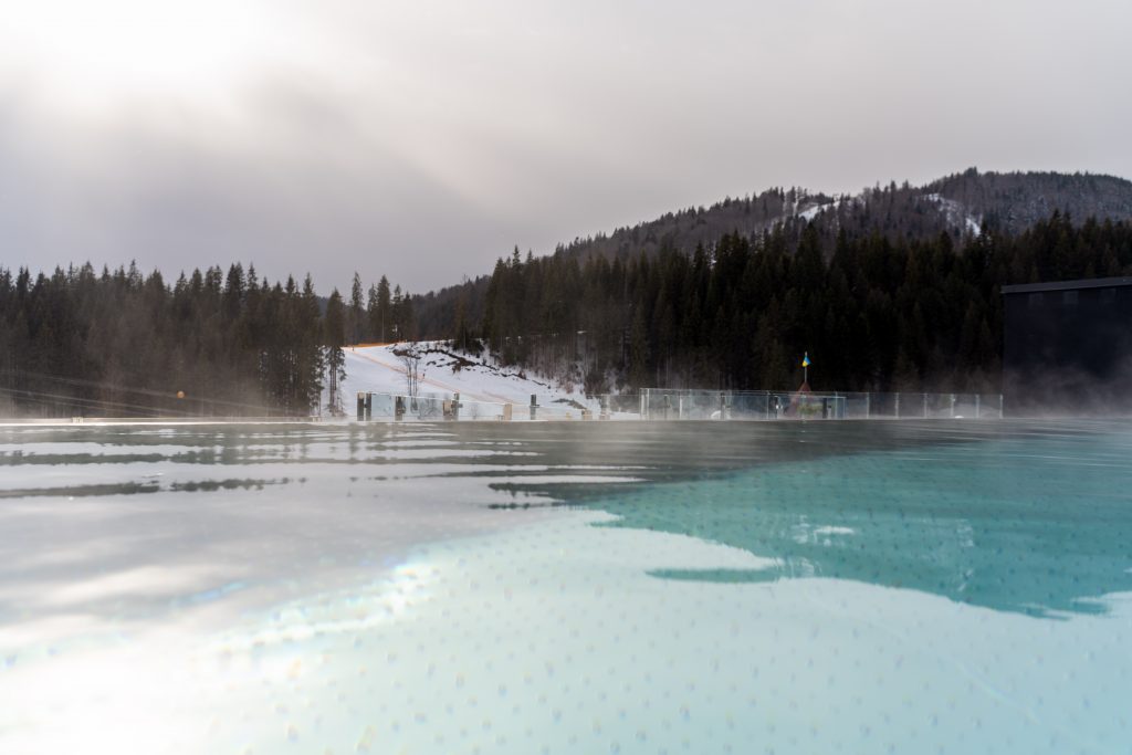 Piscine extérieure à la montagne