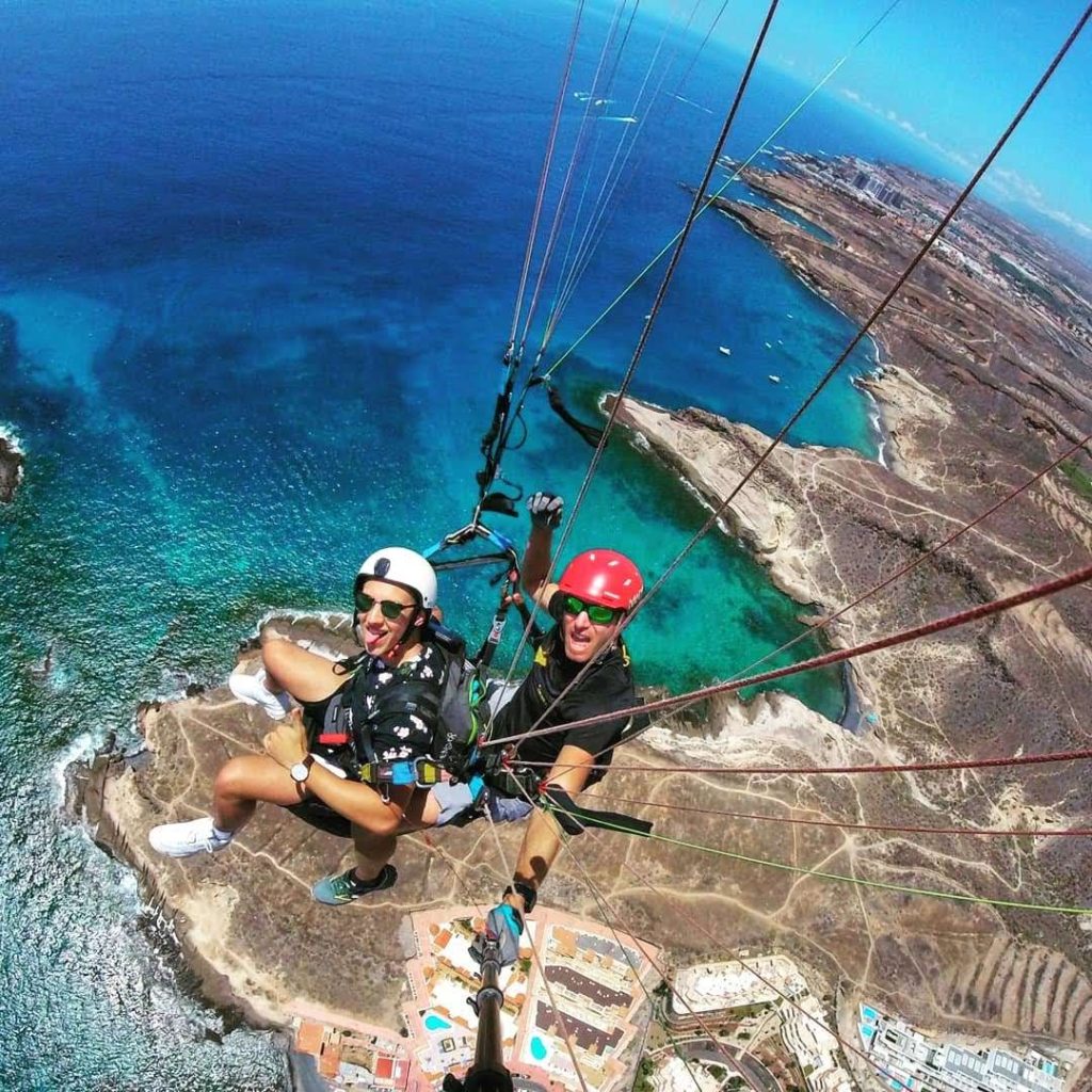 Deux personne sur un parapente biplace