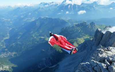 Les championnats du monde de wingsuit : Voler en costume d’oiseau à travers les montagnes