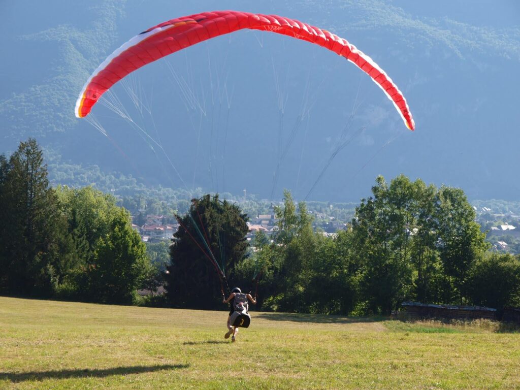 Atterrissage en parapente avec une école