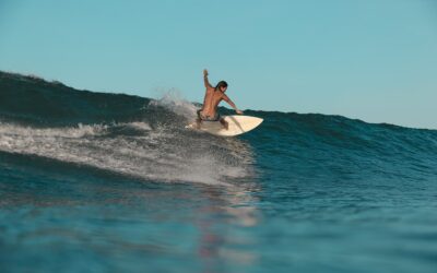 Les championnats du monde de surf : La première marche vers la gloire