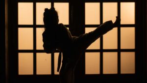 femme qui fait du karaté